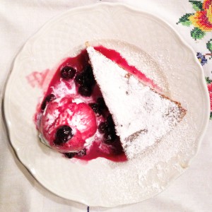 Torta di mele con gelato in salsa di bosco