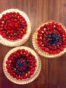 Non possono mancare le torte decorate con la frutta dei nostri boschi